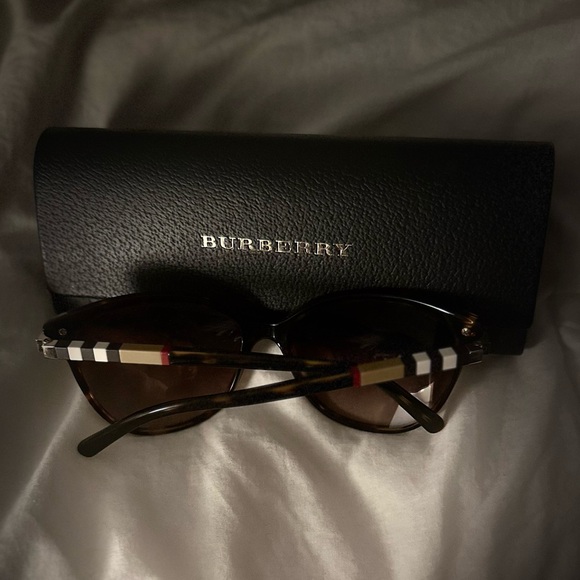 Burberry women’s sunglasses- Brand New - Picture 1 of 6